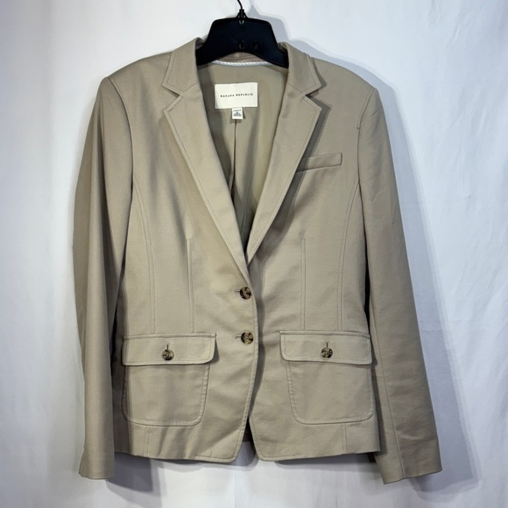 💋 Banana Republic Beige two button